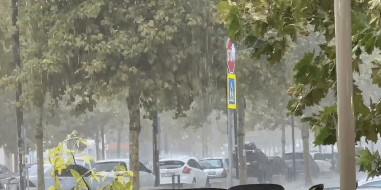 Reshje të shumta shiu në Vlorë, përmbyten disa rrugë të qytetit