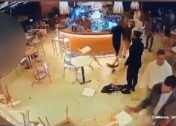 Video e sherrit masiv mes dy grupeve brenda në lokal në Korçë