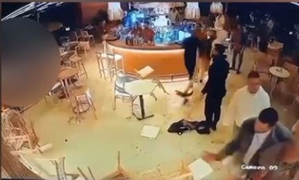 Video e sherrit masiv mes dy grupeve brenda në lokal në Korçë
