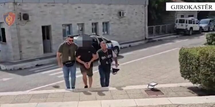 I dënuar me 8 vite burg për vjedhje dhe dhunë në Itali, 35-vjeçari arrestohet në doganën e Kakavijës