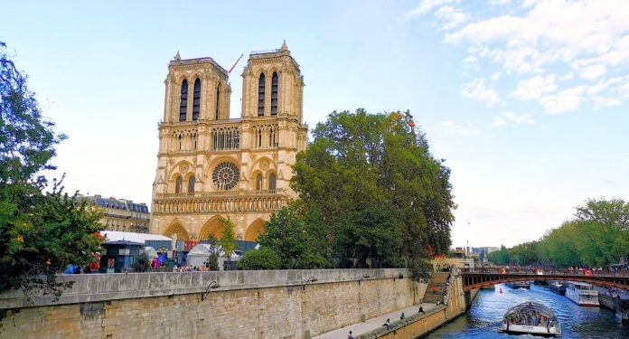Paris/ Kullat e Notre Dame mirëpresin sërish vizitorë pas rinovimit