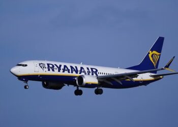 Tmerr në fluturimin e “Ryanair”, dy të plagosur