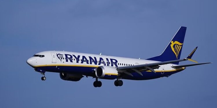 Tmerr në fluturimin e “Ryanair”, dy të plagosur