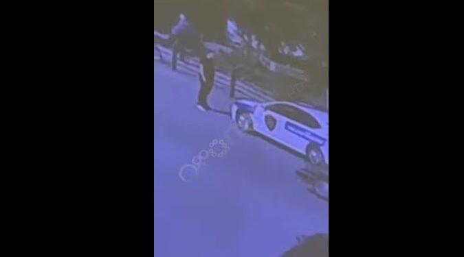 Policia sqaron incidentin në Elbasan: Gardisti i SPAK-ut me armë përballë efektivit