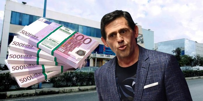 Sadik Lumi noton në paratë që ia hedh Rakip Suli, pjesë e tortës 3.8 miliardë lekë edhe Eral Myftaraj me Shkëlqim Aliajn