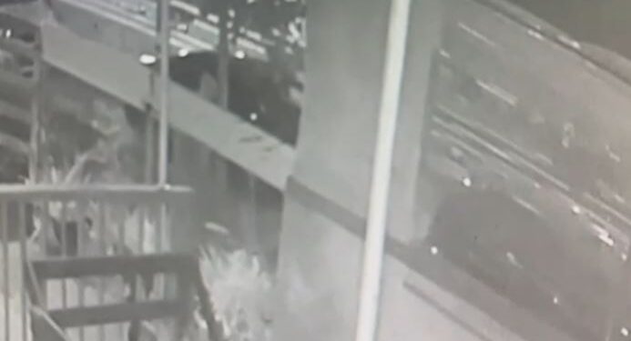 Zbardhet djegia e qëllimshme e një automjeti në Tiranë, arrestohet 34-vjeçari – Video