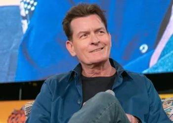 Charlie Sheen pranon marrëdhënie homoseksuale që ka pasur