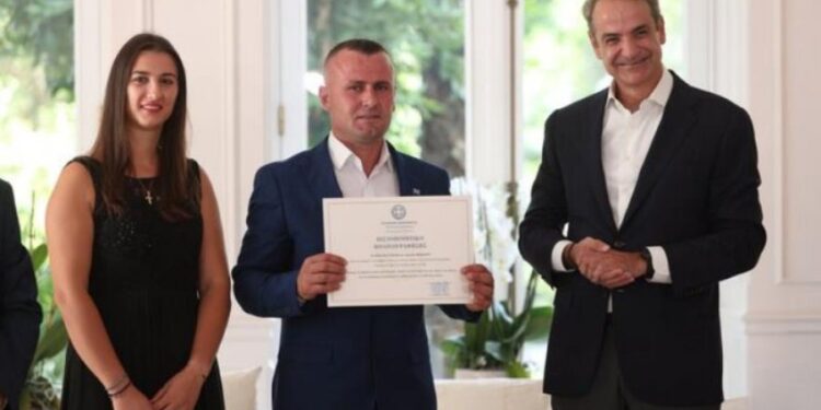 Mitsotakis i jep shtetësinë greke Levian Gogës, shqiptarit që hyri në lum të shpëtojë dy fëmijë