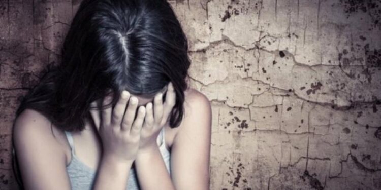 Skandal në Përmet/Polici abuzoi seksualisht vajzën e mitur të gruas! 16 vjeçarja video intime me një tjetër polic