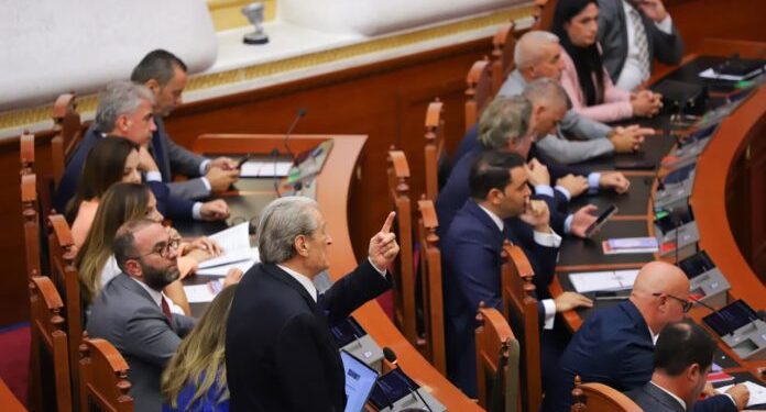 Socialistët miratojnë ndryshimet në Rregullore, opozita braktis seancën: Shkelje e Kushtetutës dhe puç institucional