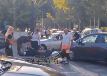 Makina përplas biçikletën pranë Piramidës, plagoset një person