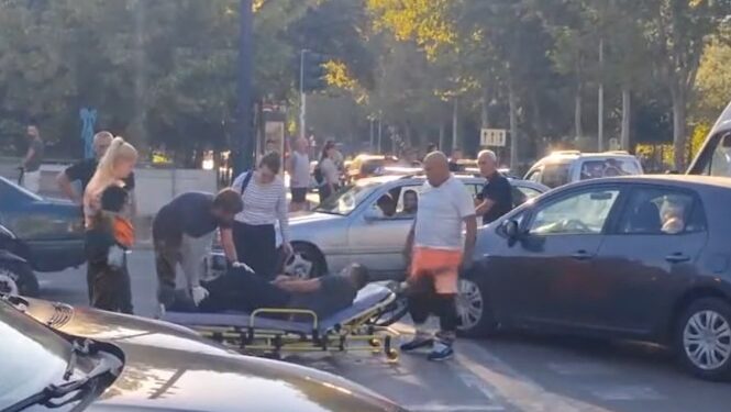 Makina përplas biçikletën pranë Piramidës, plagoset një person