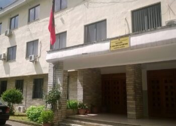 Lidhja intime me të miturën dhe shantazhi me video, Gjykata lë në burg policin dhe 2 të arrestuarit e tjerë