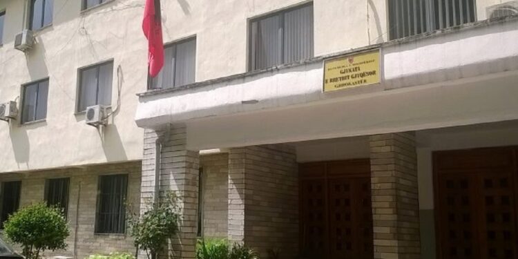 Lidhja intime me të miturën dhe shantazhi me video, Gjykata lë në burg policin dhe 2 të arrestuarit e tjerë