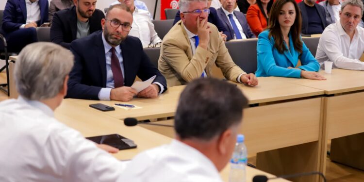 Zbardhet diskutimet me dyer të mbyllura në Grupin e PD