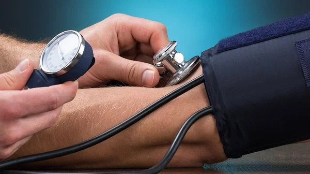 Gjysma e shqiptarëve vuajnë nga hipertensioni/ Mjekët: Të prekur, po aq të rinj sa edhe të moshuar