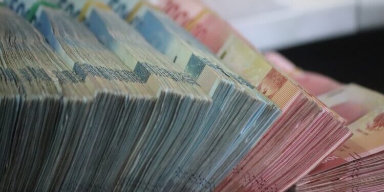 4.8 mld euro “nën dyshek”/ Rritet sasia e parave jashtë bankave, njerëzit po mbajnë më shumë “cash”
