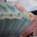4.8 mld euro “nën dyshek”/ Rritet sasia e parave jashtë bankave, njerëzit po mbajnë më shumë “cash”