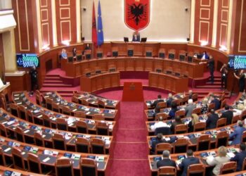 Kuvendi ndryshon strukturën e komisioneve, opozita mungon në seancë