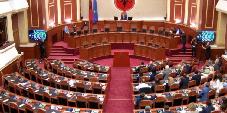 Kuvendi ndryshon strukturën e komisioneve, opozita mungon në seancë