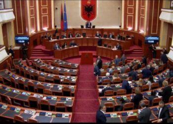 Opozita largohet nga salla, mazhoranca kalon kalendarin dhe programin e punimeve