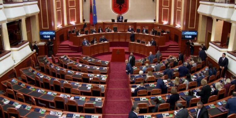 Opozita largohet nga salla, mazhoranca kalon kalendarin dhe programin e punimeve