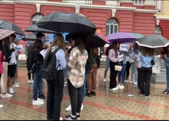 INSTAT: Vajzat shqiptare, më të arsimuara se djemtë