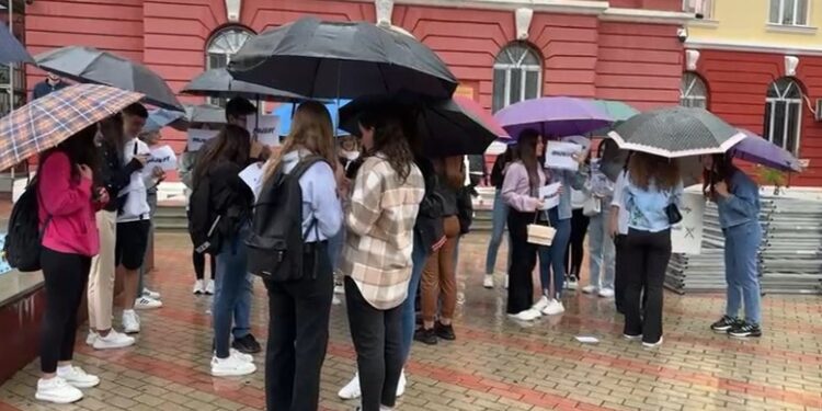INSTAT: Vajzat shqiptare, më të arsimuara se djemtë