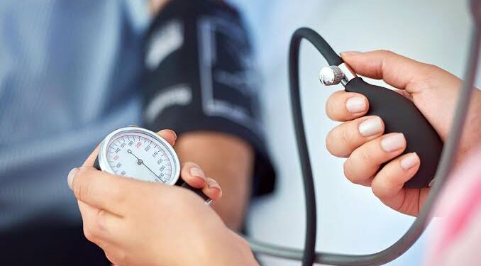 Raporti i OBSH: Vendi, para një alarmi shëndetësor! Rreth 800 mijë shqiptarë vuajnë nga hipertensioni, konsumojnë shumë kripë