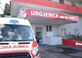 Varianti i Covid po përhapet në të gjithë Shqipërinë, mjekët: Po mbipopullon urgjencat