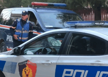 Dhunuan policin, arrestohen dy të rinj në Tiranë