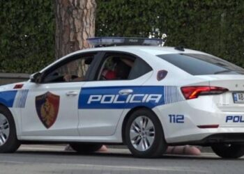 Kryenin marrëdhënie seksuale në sy të nipërve të mitur, arrestohet halla dhe i dashuri i saj në Fier