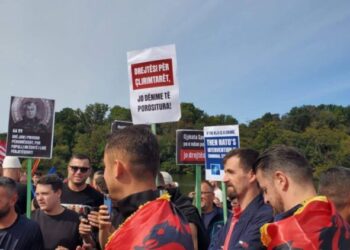 BIRN: Protesta e veteranëve të UÇK-së nxit tensione të reja midis Kosovës dhe Shqipërisë