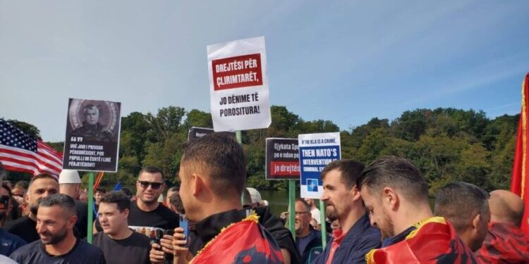 BIRN: Protesta e veteranëve të UÇK-së nxit tensione të reja midis Kosovës dhe Shqipërisë