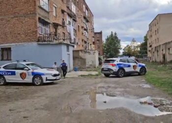 E mitura u hodh nga kati i 3-të në Korçë, e ëma: E bëri sepse e rrihnin dhe e tallnin në lagje