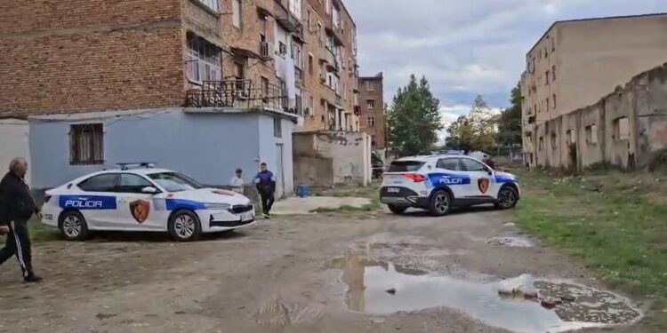 E mitura u hodh nga kati i 3-të në Korçë, e ëma: E bëri sepse e rrihnin dhe e tallnin në lagje