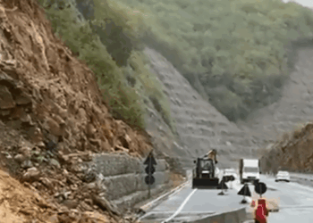Rama e inaguroi pak ditë më parë, shembet rruga në aksin Qukës-Qafë Plloçë