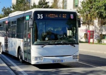 Shteti merr në dorë transportin publik, largon bashkitë