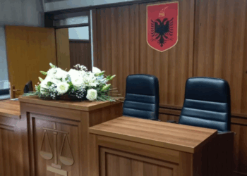 Foto/ Kolegët homazhe në Gjykatën e Apelit, vendosin lule në vendin ku u vra gjyqtari