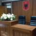 Foto/ Kolegët homazhe në Gjykatën e Apelit, vendosin lule në vendin ku u vra gjyqtari