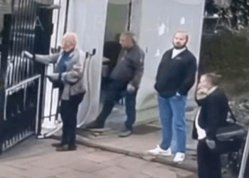 Foto/ I qetë dhe me duar në xhepa, momenti kur vrasësi i gjyqtarit pret policinë para Gjykatës