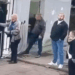 Foto/ I qetë dhe me duar në xhepa, momenti kur vrasësi i gjyqtarit pret policinë para Gjykatës
