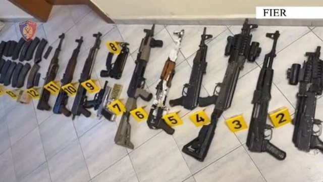 Zbulohet një depo armësh në Fier, arrestohet pronari