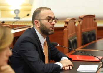 Me kërkesë të PS, Gazment Bardhi përjashtohet 15 ditë nga Kuvendi