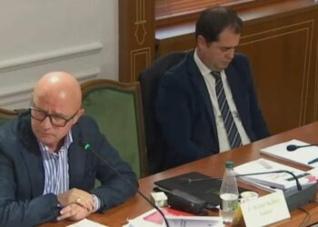“Administrata mori formularë nga patronazhistët”, Strazimiri përplaset me komisioneren për Mbikëqyrjen e Shërbimit Civil