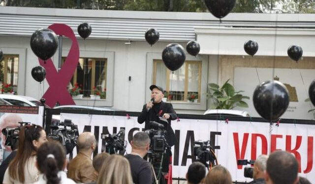 Protestë para MSH për skandalin tek Onkologjiku, gazetari: 43 mln euro duhet të shkonin për ilaçe