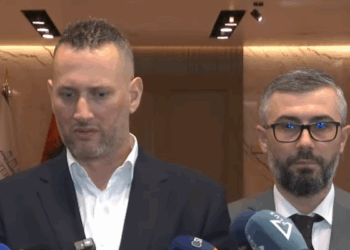 Florian Binaj zhvillon takimin e parë me opozitën, thirrje qyetarëve: Bashkohuni pa dallim partie