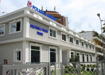 Tiranë/ E mitura përndiqet nga dy persona, dëmton veten me mjet prerës dhe godet efektiven e policisë