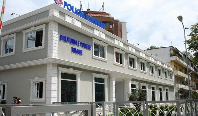 Tiranë/ E mitura përndiqet nga dy persona, dëmton veten me mjet prerës dhe godet efektiven e policisë