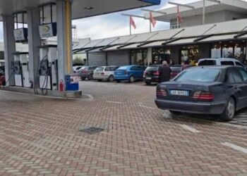 Dy të vrarë me armë zjarri në një pikë karburanti në Durrës